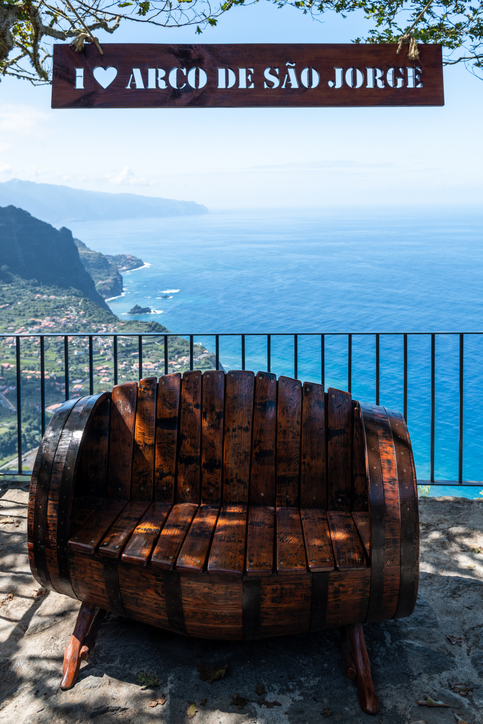 Uitzicht vanaf een miradouro op Madeira in augustus