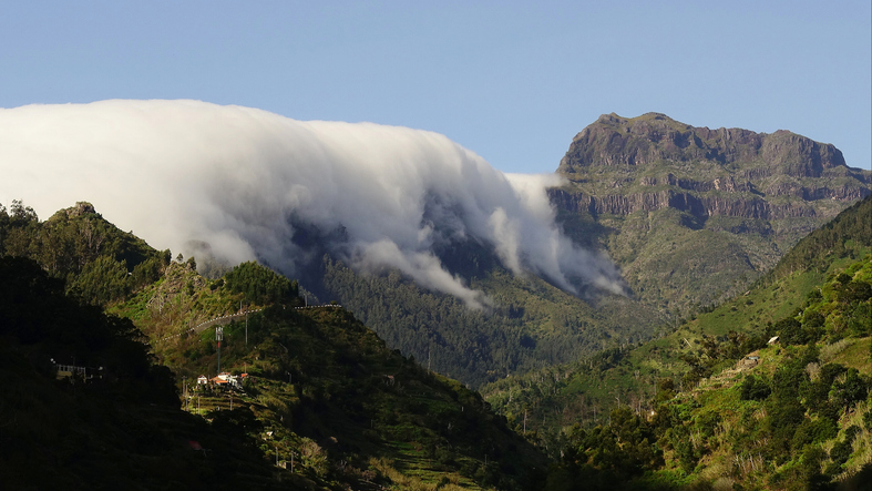 Mistig berglandschap en microklimaat op Madeira in oktober