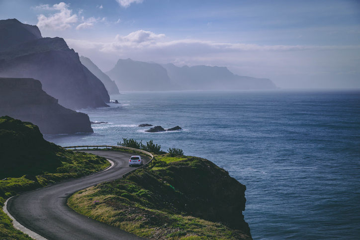Autoroute door Madeira tijdens een reis in november