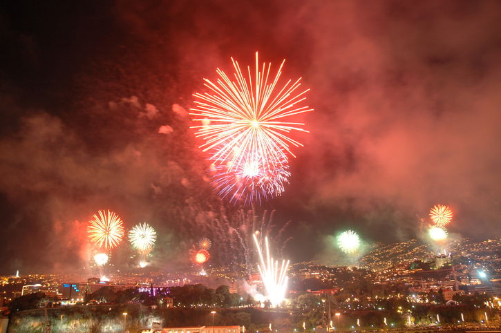 Oud en nieuw vuurwerk boven de baai van Funchal op Madeira