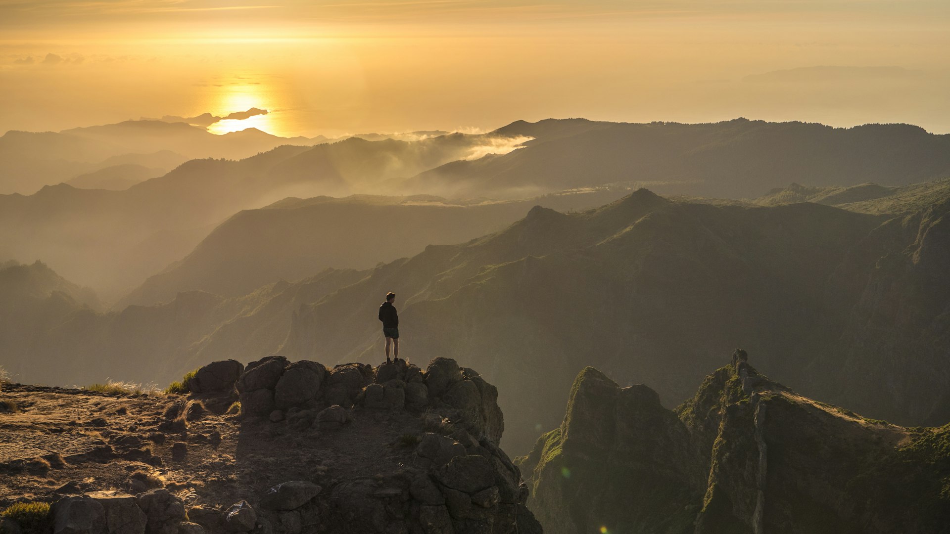 Zonsondergang boven de bergen van Madeira