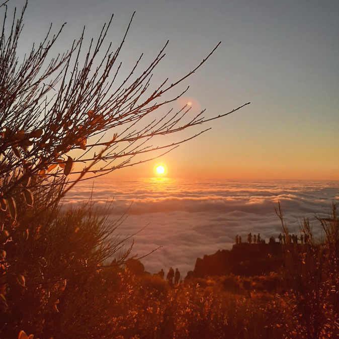 Zonsopkomst boven de bergen tijdens de winter op Madeira