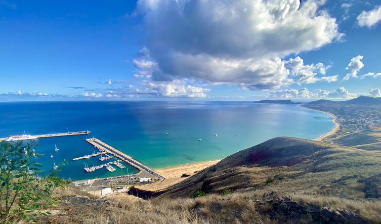 Zwemmen langs de kust van Madeira in de zomer