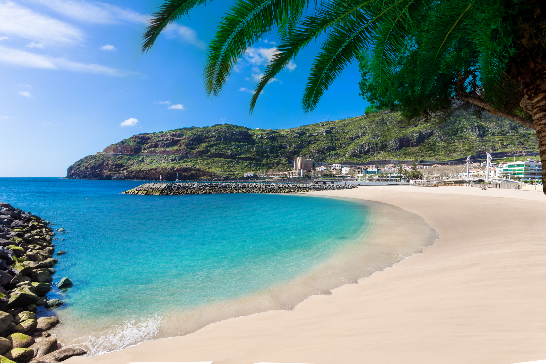 Zandstrand en baai van Machico tijdens zonnig weer op Madeira