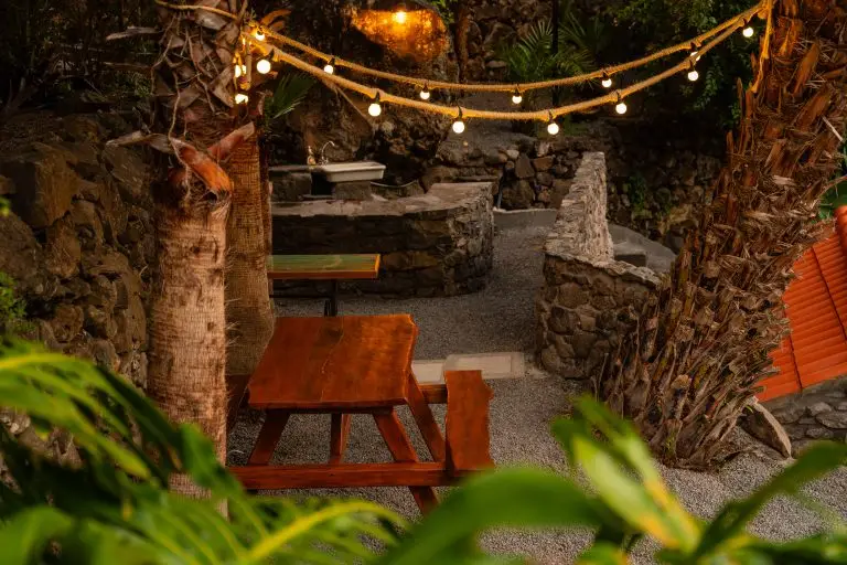 Groene tuin met zitplek bij Casas da Terça in Tábua op Madeira