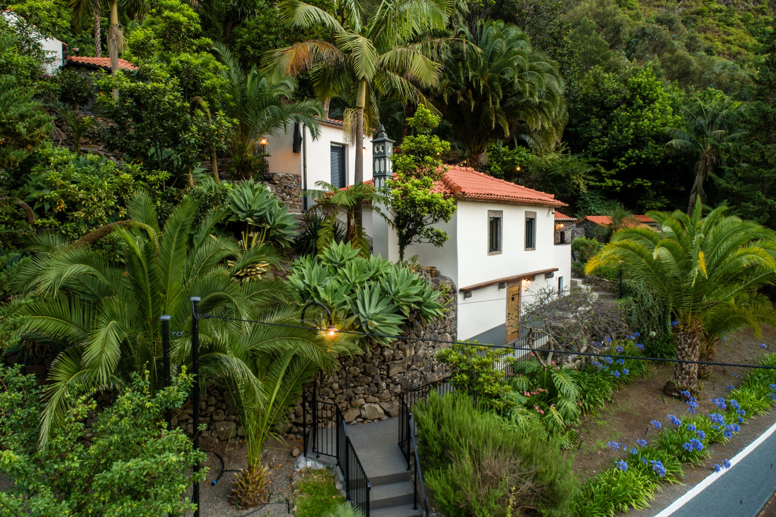 Luchtfoto van Casas da Terça tussen de groene heuvels van Tábua op Madeira