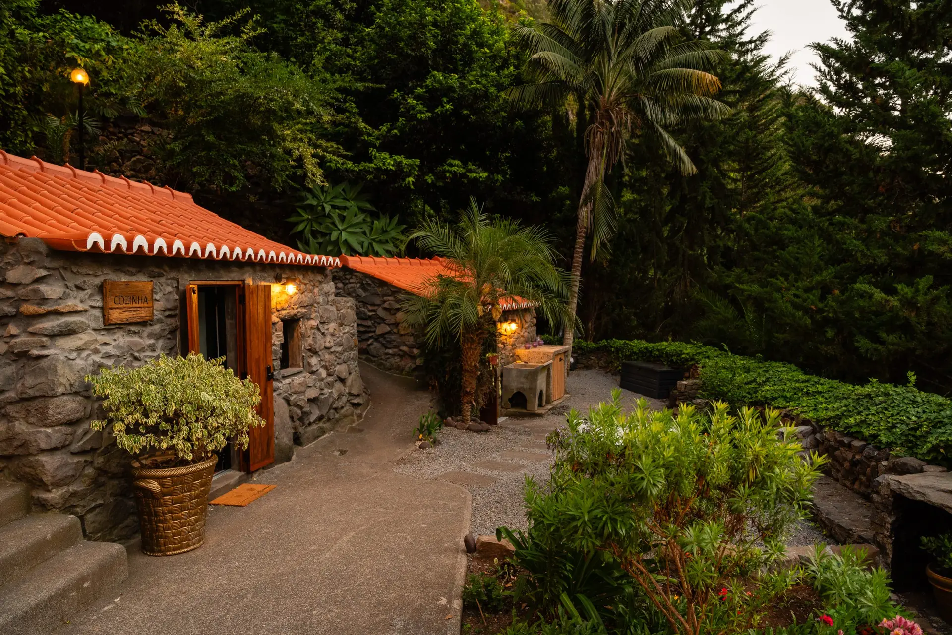 Sfeervolle buitenruimte in de tuinen van Casas da Terça op Madeira