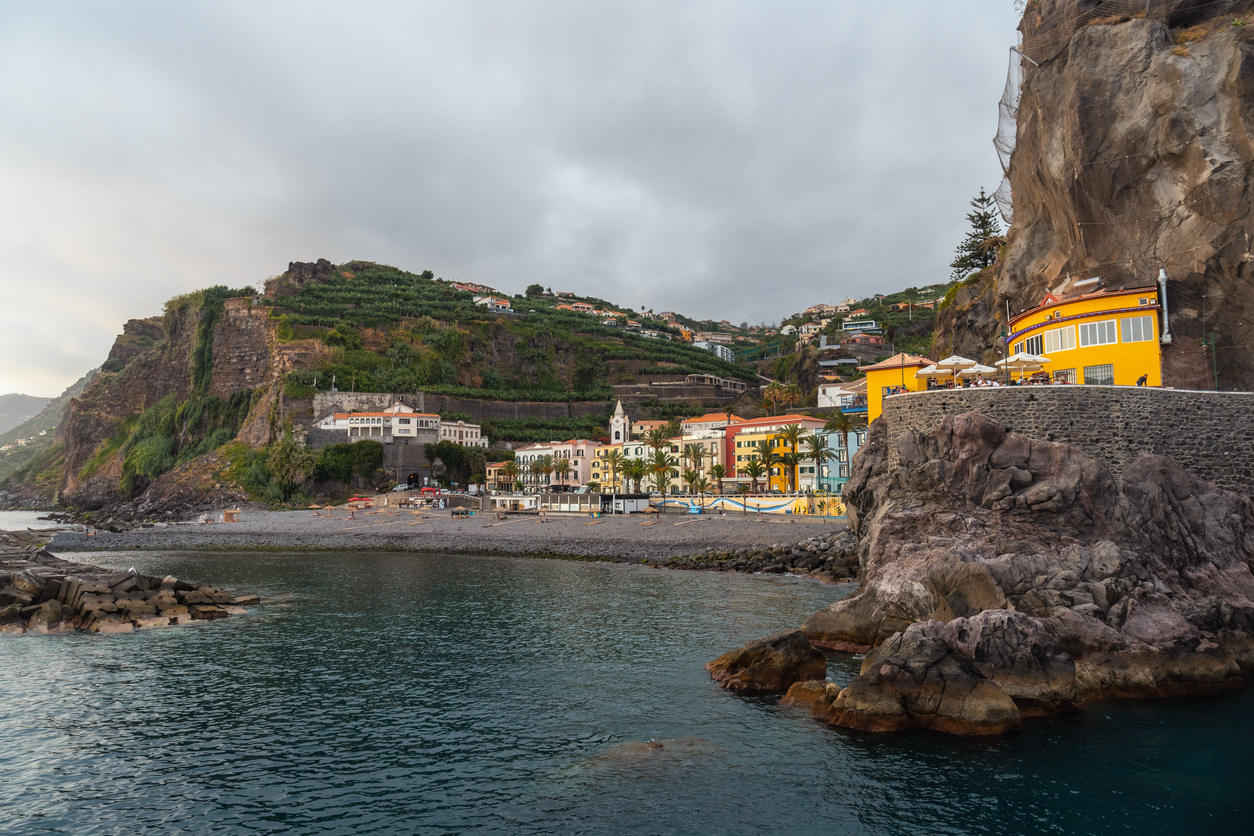 Zonnige kust bij Ponta do Sol op Madeira