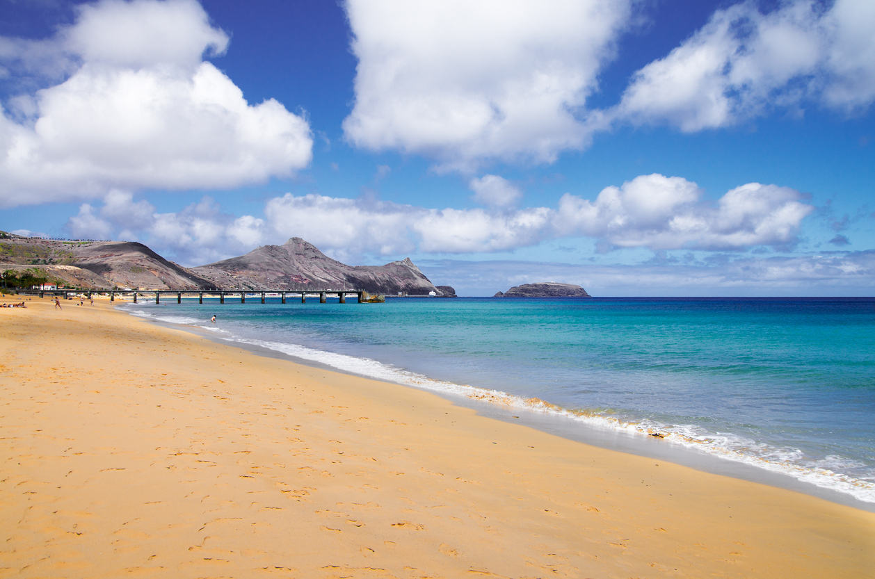 Gouden zandstrand van Porto Santo bij zonnig weer