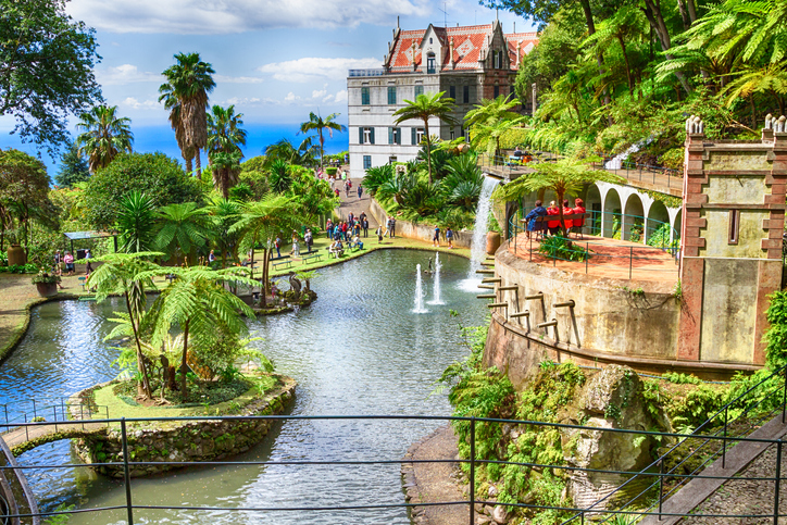 Tropische tuin van Monte Palace met water en groen