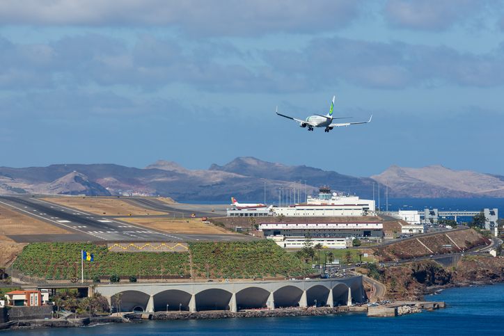 Vliegtuig tijdens de landing op Madeira