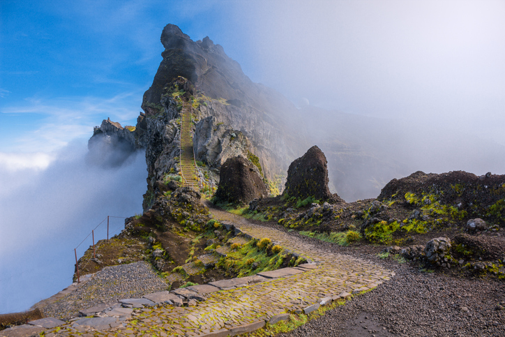 Bergpad boven de wolken in het wisselende klimaat van Madeira