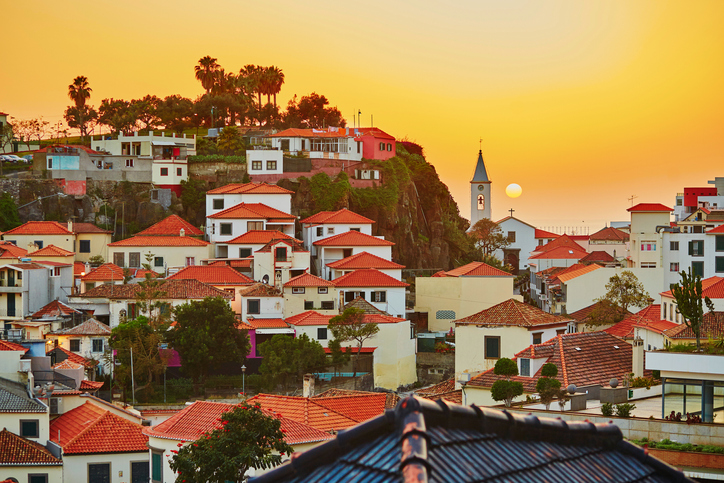 Vissersdorp Câmara de Lobos tijdens warm avondlicht