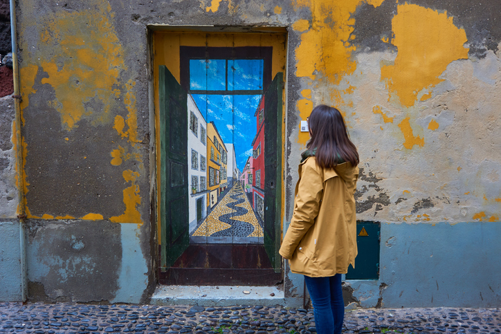 Reiziger bij een beschilderde deur in Funchal