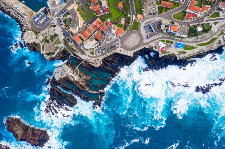 Luchtfoto van Porto Moniz en de vulkanische kust