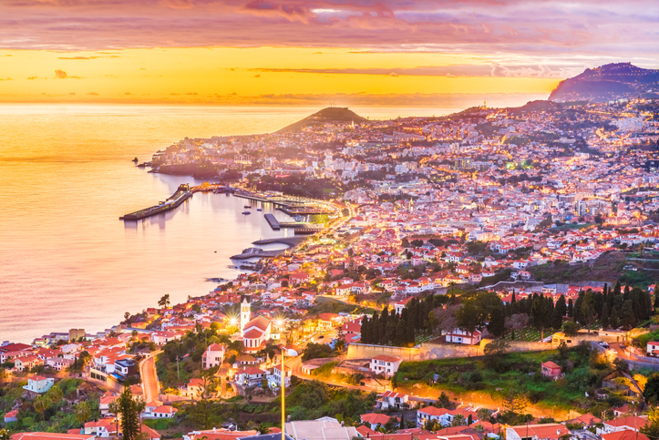 Uitzicht over de hoofdstad Funchal aan de zuidkust van Madeira
