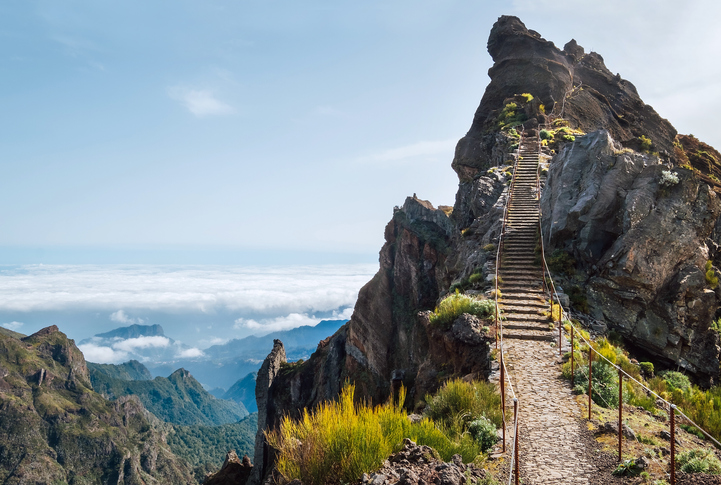 Bergpad boven de wolken tussen Pico do Areeiro en Pico Ruivo