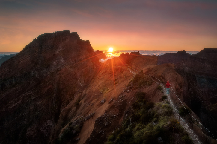 Bergpad tussen wolken bij Pico do Arieiro op Madeira