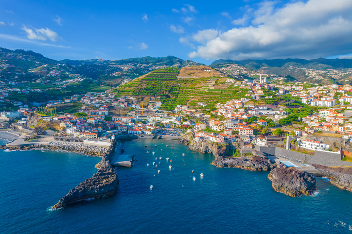 Luchtfoto van de baai van Câmara de Lobos op Madeira