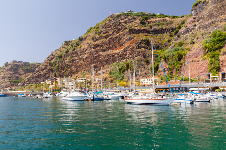 Zeilboten in de jachthaven van Calheta