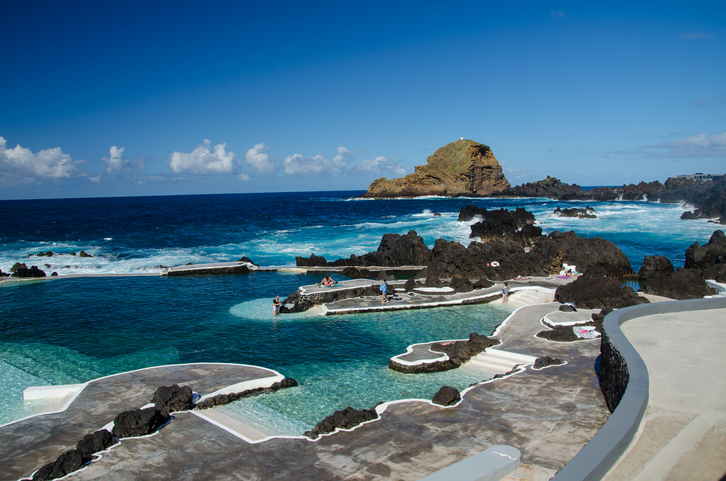 Natuurlijke zwembaden tussen lavagesteente in Porto Moniz