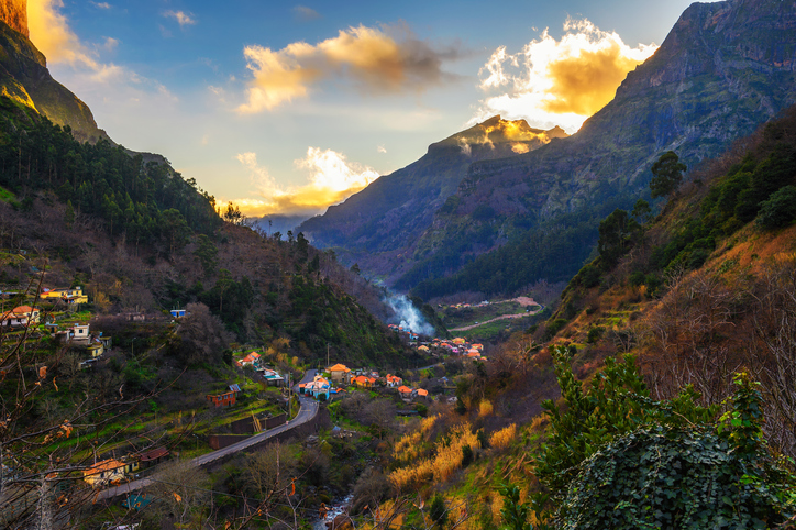 Bergvallei van Curral das Freiras tijdens zonsondergang