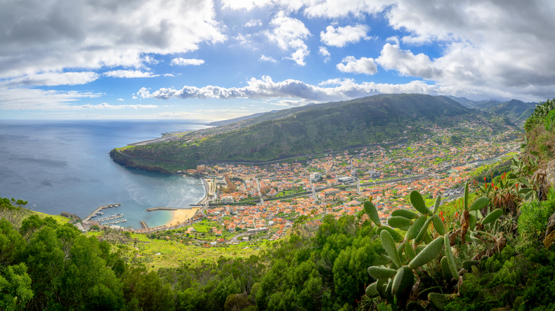 Zandstrand en beschutte baai van Machico op Madeira