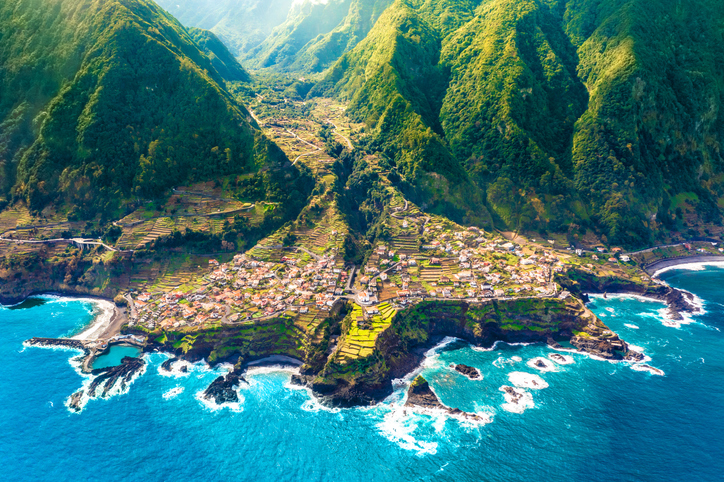 Luchtfoto van de kust en het strand bij Seixal op Madeira