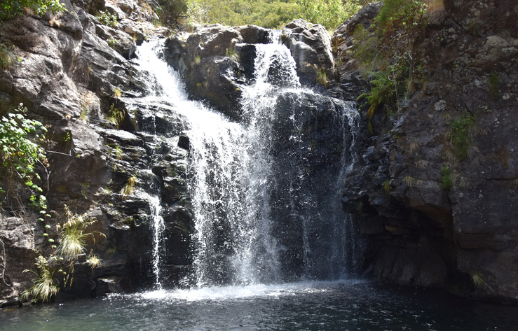 Waterval en lagune bij Levada do Alecrim op Madeira