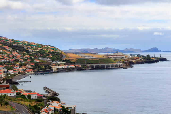 Uitzicht op de terminal en landingsbaan van Madeira Airport