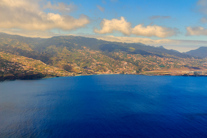 Luchtfoto van Funchal en de zuidkust tijdens een reis naar Madeira