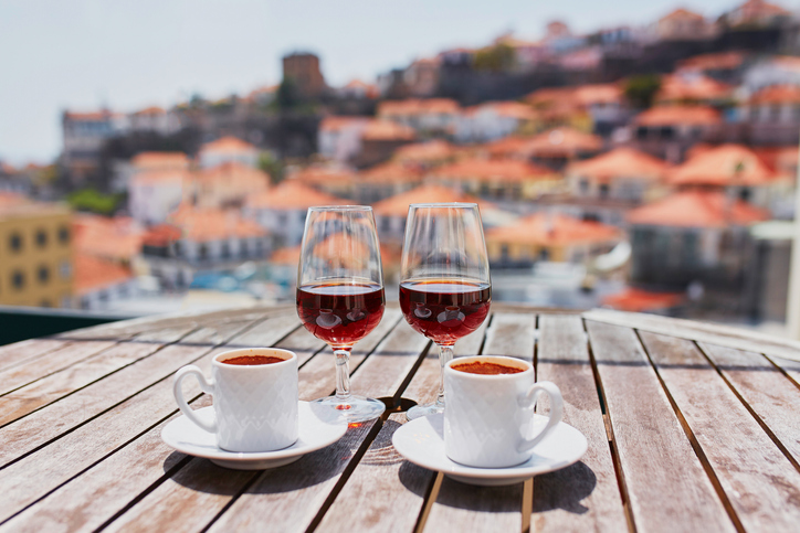 Glas Madeira wijn met koffie en honingcake