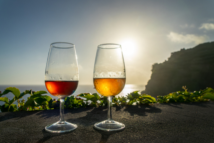 Glazen Madeira wijn bij zonsondergang