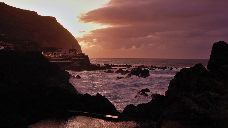 Avondlicht boven de natuurlijke zwembaden van Porto Moniz
