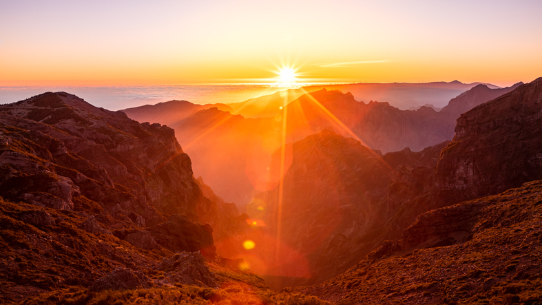 Zonsondergang boven de bergen bij Pico do Areeiro