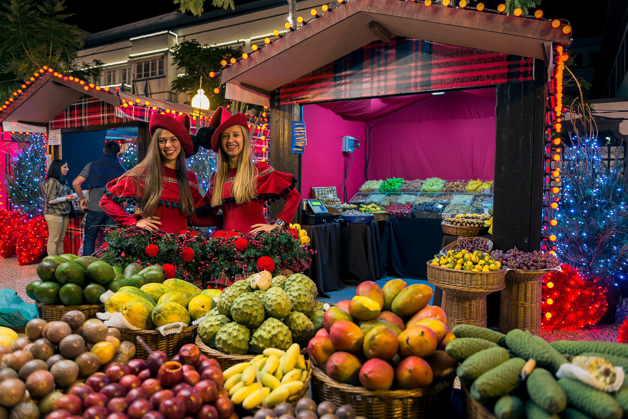 Kerstboom en feestelijke decoratie in Funchal