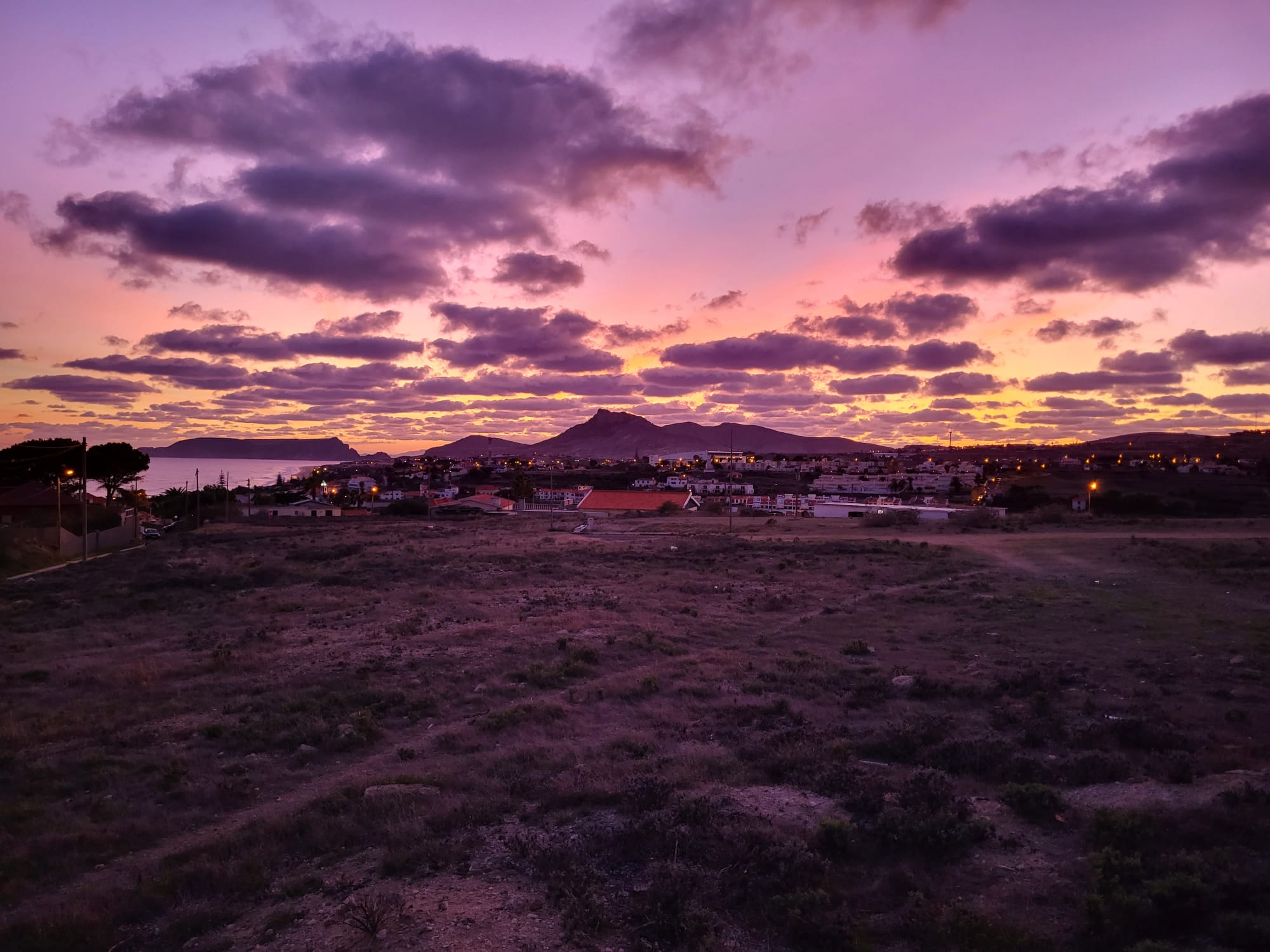 Zonsondergang boven zee aan de kust van Madeira