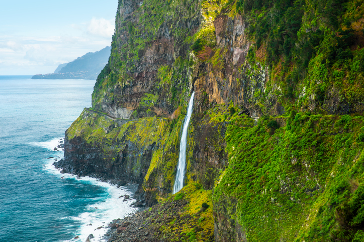 Véu da Noiva waterval aan de groene noordkust van Madeira