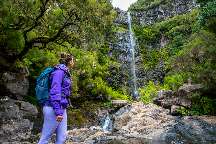 Hoge waterval en lagune bij Lagoa do Vento op Madeira