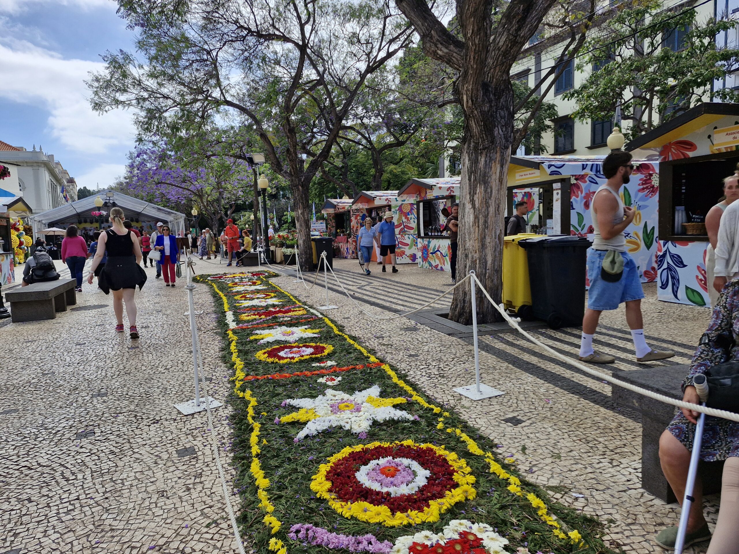Kleurrijke bloemdecoratie tijdens het festival in Funchal