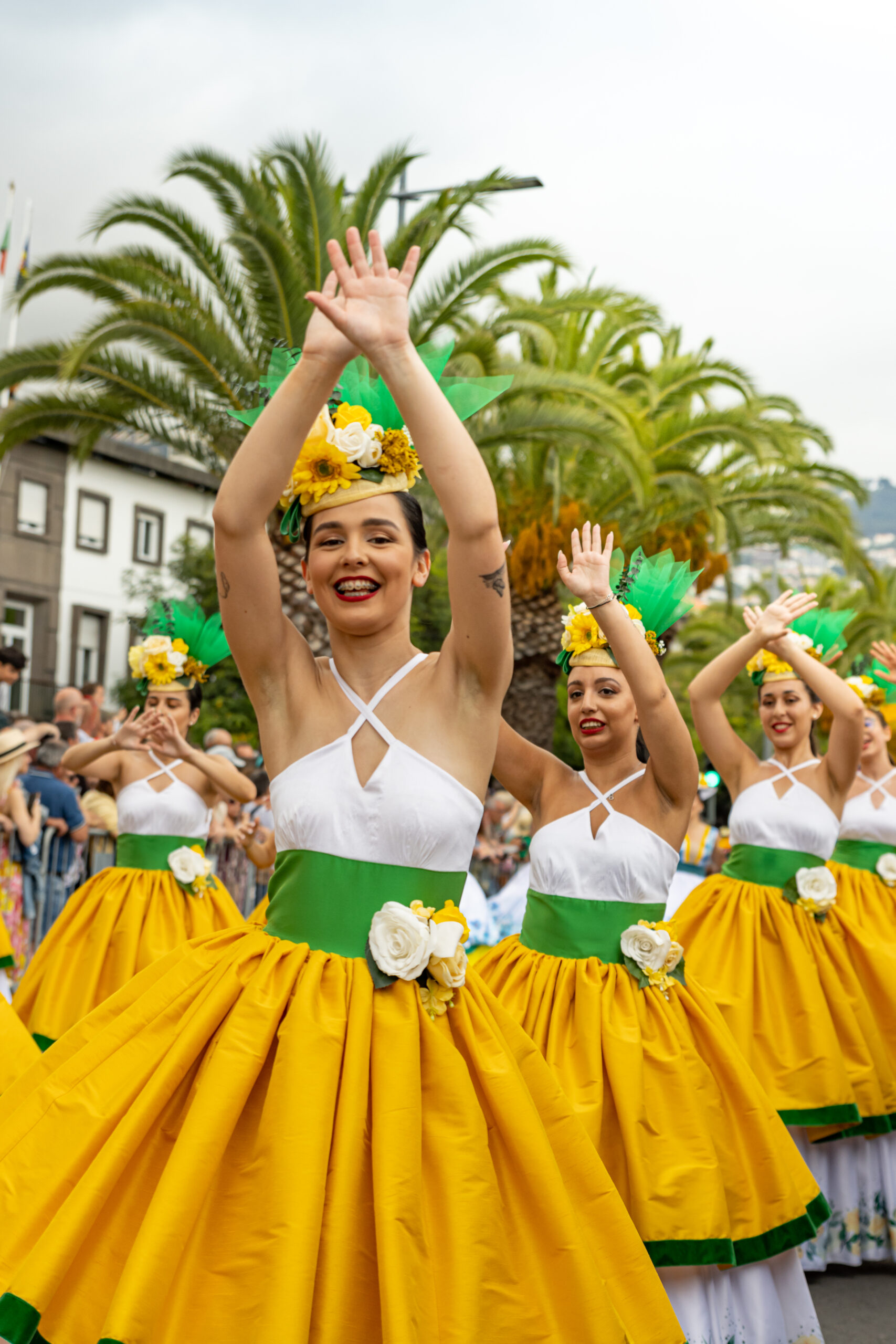 Bloemenwagen en deelnemers tijdens de parade in Funchal