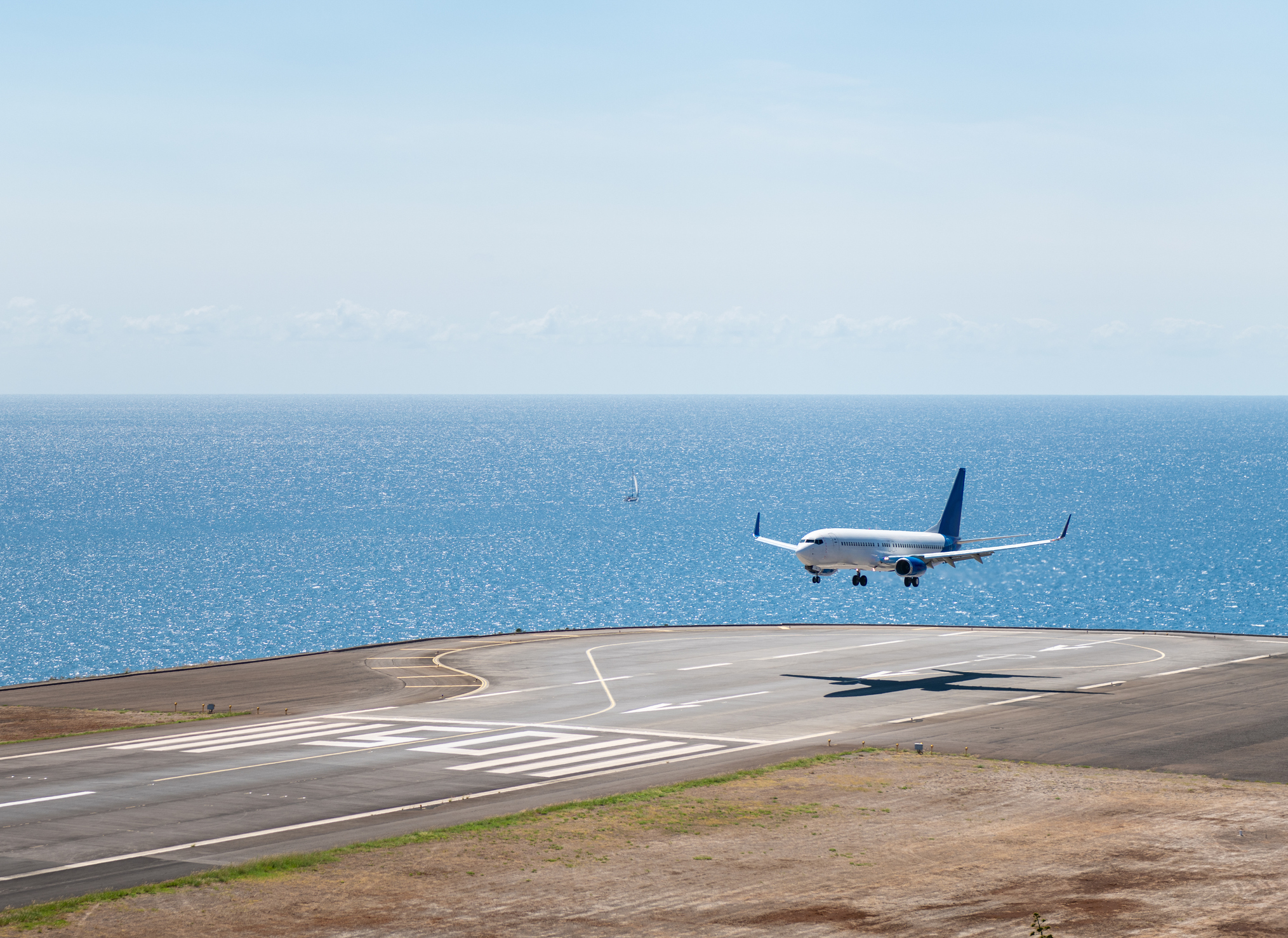 Passagiersvliegtuig nadert de landingsbaan van Madeira Airport