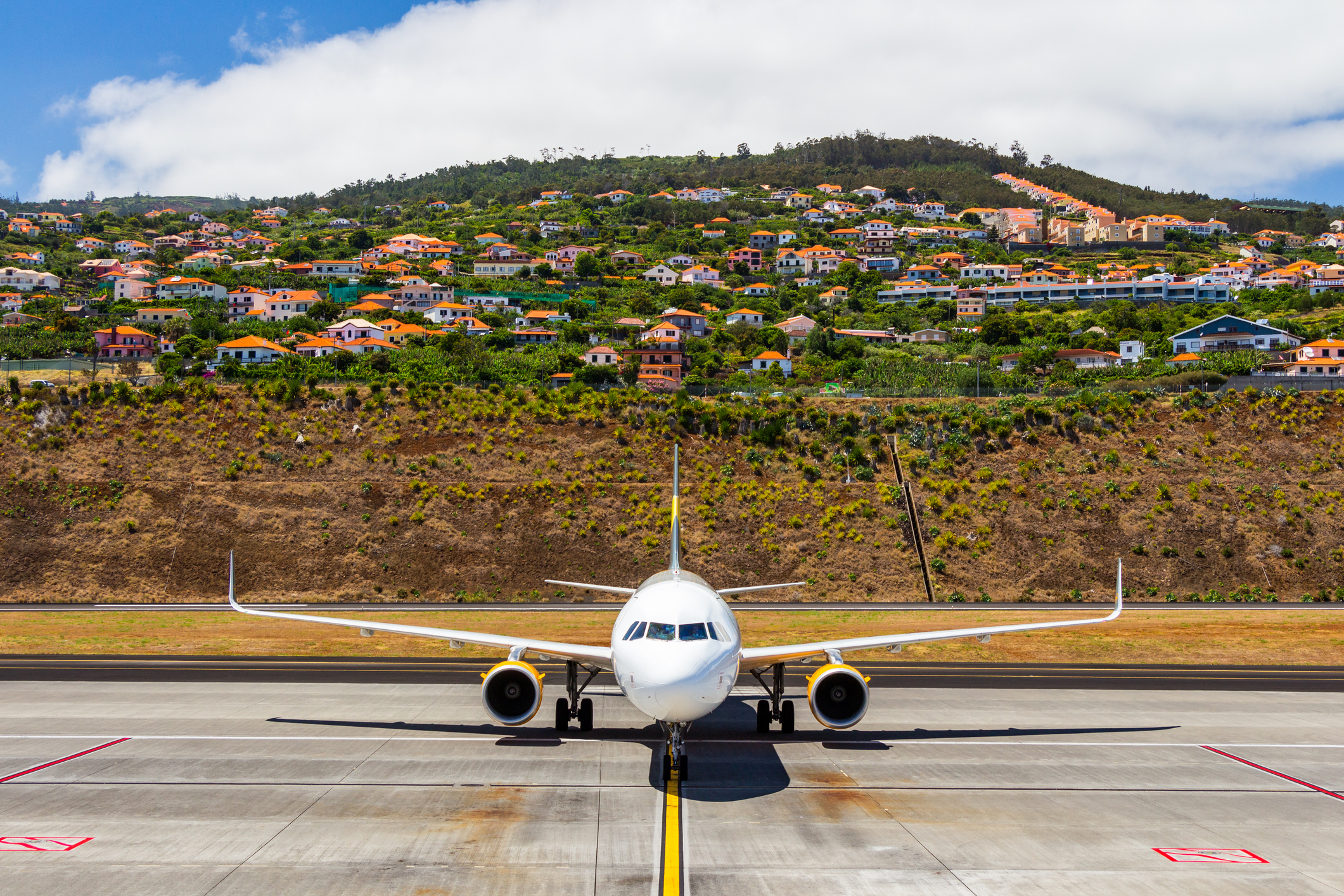 Passagiersvliegtuig op de luchthaven voor een vlucht naar Madeira