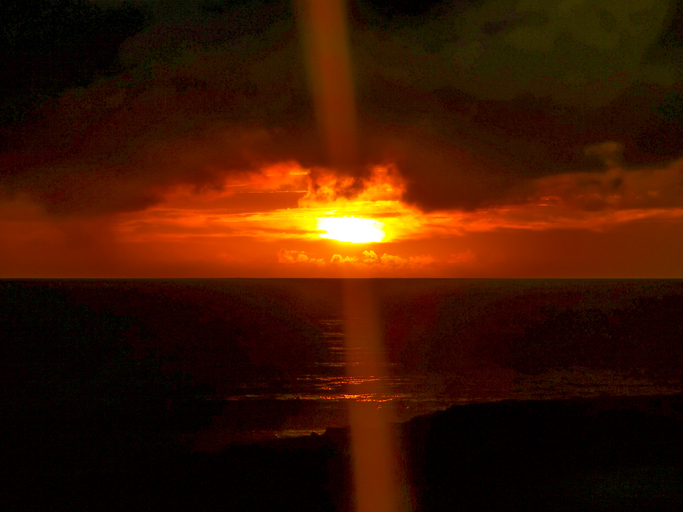Warme zonsondergang boven de oceaan bij Calheta