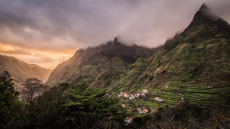 Zonnig uitzicht over de groene kust van Madeira in februari