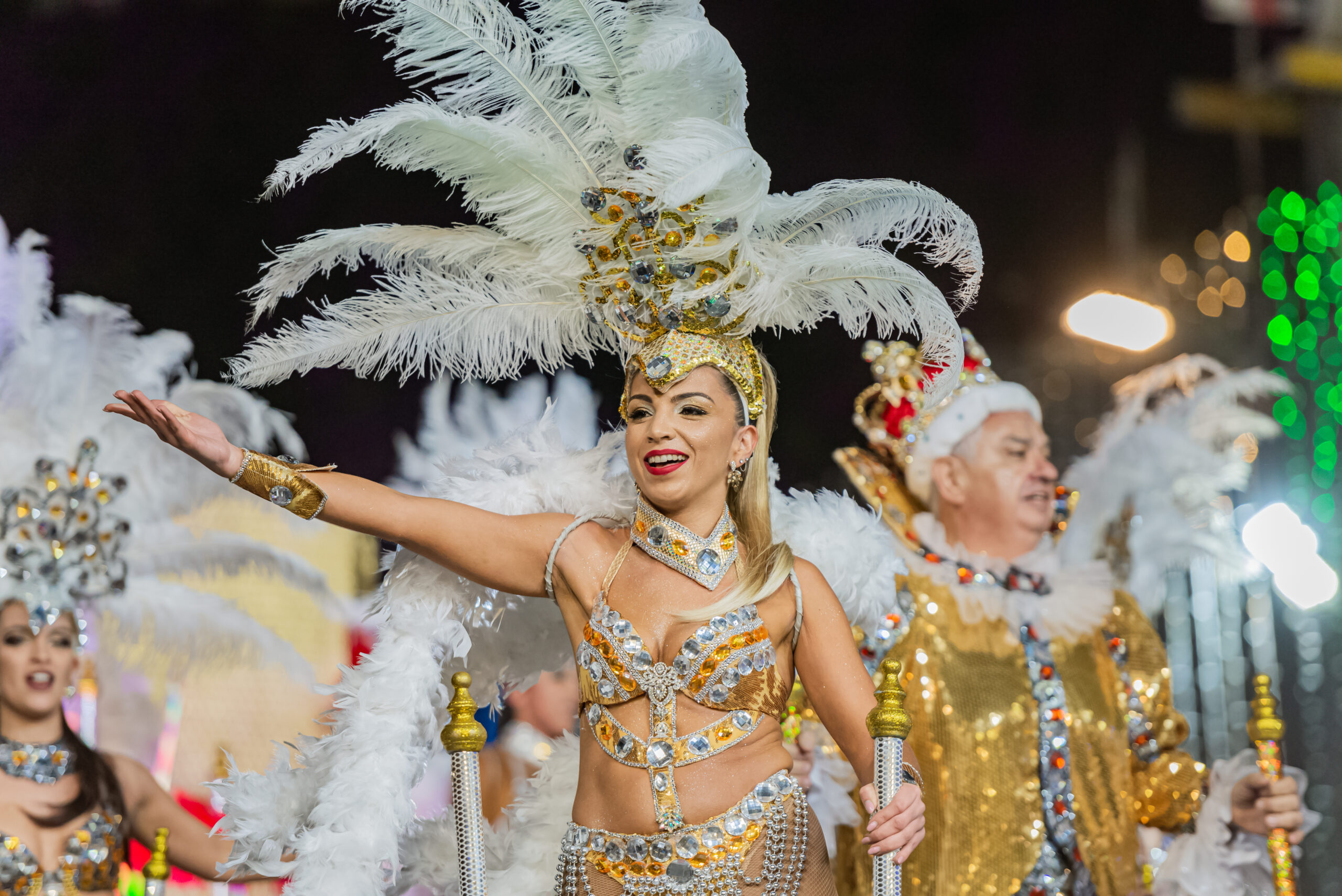 Dansers en kleurrijke praalwagens tijdens de carnavalsoptocht in Funchal