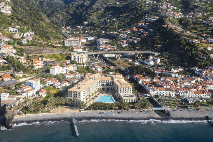 Kleinschalige accommodatie tegen een groene helling op Madeira