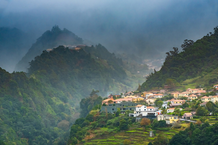 Wolken rond de bergen van Madeira tijdens wisselvallig maartweer