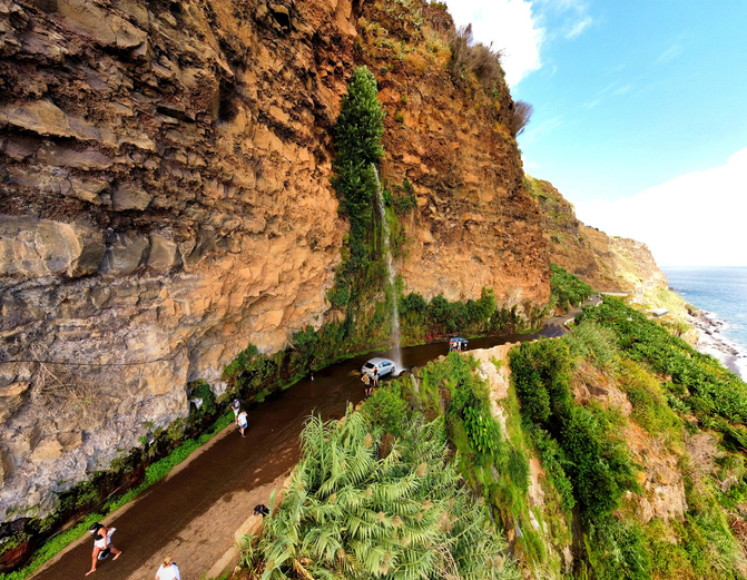 Uitzicht over de zuidwestkust van Madeira tijdens een roadtrip in maart