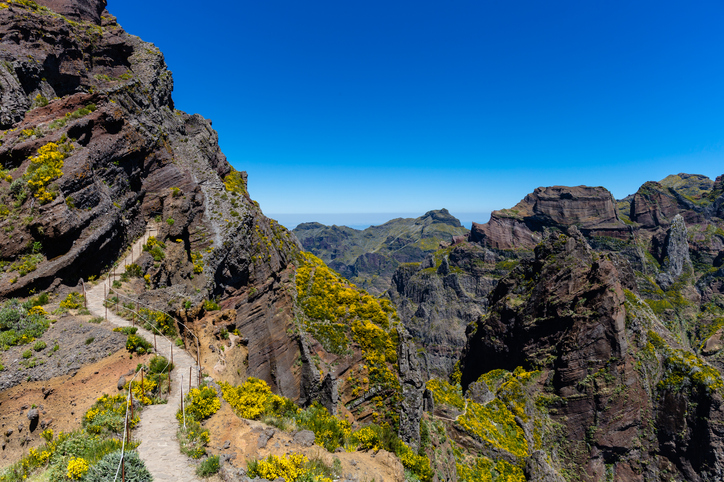 Wolken rond een hooggelegen wandelpad op Madeira